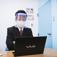 常に感染症対策を怠らない役員がフェイスシールドとマスクで業務に当たるの写真