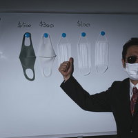 闇マスクのバイヤー・ブローカー男性が商談する場面の写真