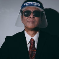 フェイスシールドとサングラスを装着した鬼教官の写真