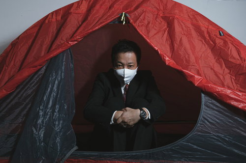 赤いテントで泊まる社畜会社員のマスク姿