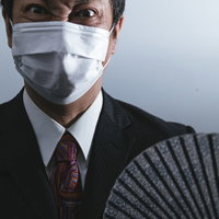 このご時世でご立腹な役員の怒りの表情 マスク姿の写真