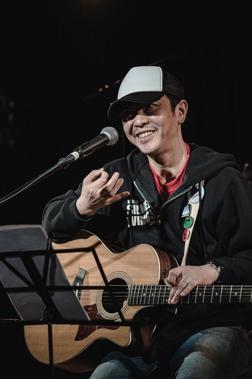 チケット完売でガッポガッポ、ライブハウスで熱唱するボーカルギタリスト