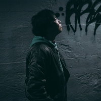 スマホの充電が切れて財布も無くし終電を逃した中年男性の写真