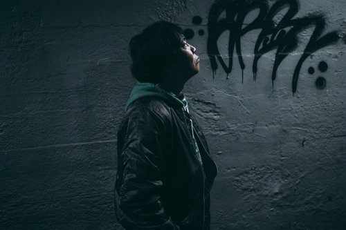 スマホの充電が切れて財布も無くし終電を逃した中年男性