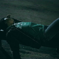 ベンチで泥酔して気絶する中年男性の公園での飲酒問題の写真