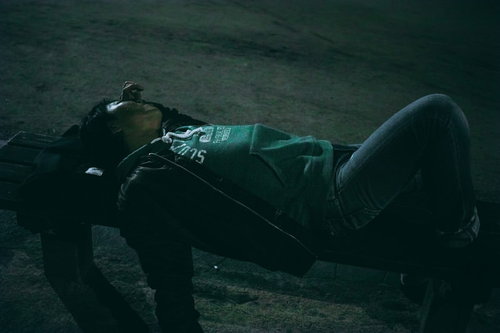 ベンチで泥酔して気絶する中年男性の公園での飲酒問題