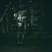 全てを失い途方に暮れる悲しき中年男性が公園のブランコで泣くの写真