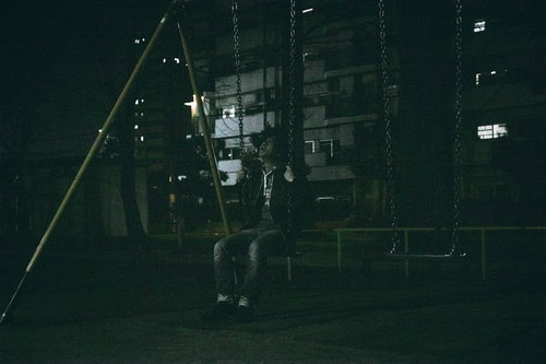 全てを失い途方に暮れる悲しき中年男性が公園のブランコで泣く