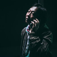 電話越しで精神的ダメージを受ける中年男性の写真