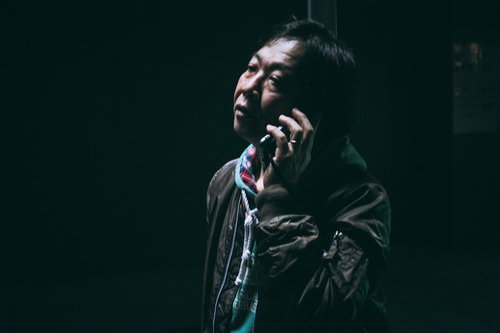 電話越しで精神的ダメージを受ける中年男性