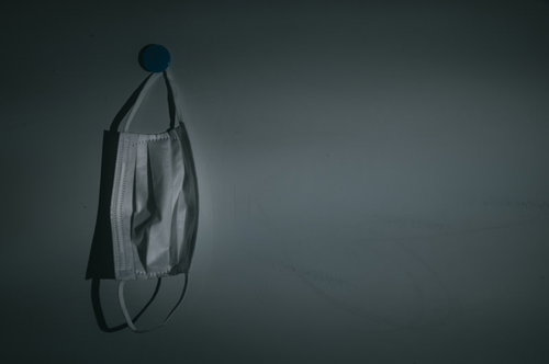 壁に掛けられた忘れ去られたマスク - 感染対策の重要性を示す