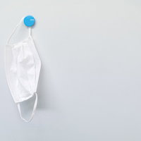 出かける時にマスクを忘れないようにするための白いマスクの写真