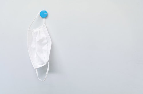 出かける時にマスクを忘れないようにするための白いマスク