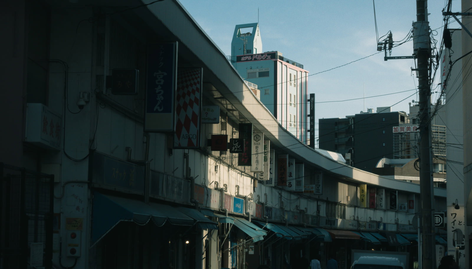 昭和レトロな都橋商店街の雑居ビルが立ち並ぶ飲み屋街の風景