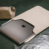 薄いケースに入ったMacbookとガジェットの写真
