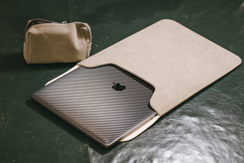 薄いケースに入ったMacbookとガジェット