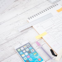 ノートにワイヤーフレームを手書きするデザイナーの写真