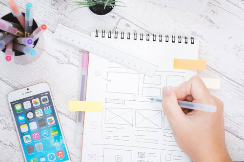 Webサイトをデザイン中、ノートにワイヤーフレームを手描き