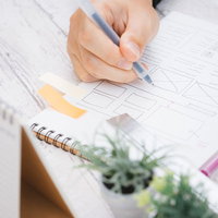 ワイヤーフレームを引いてディレクション中のデザイナーの写真