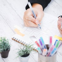 スマホで確認しながらワイヤーフレームを設計するディレクターの写真