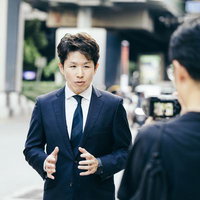 街中で配信するYouTuberの写真