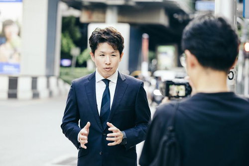 街中で配信するYouTuber