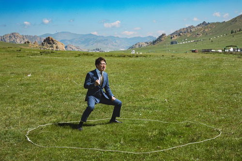 モンゴルの大草原で闘志をみなぎらせるビジネスマン