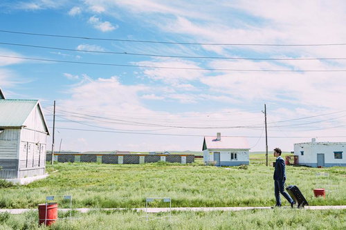 モンゴルの田舎駅前を歩くビジネスマンの旅路