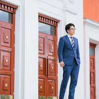 世界銀行の赤い扉の前に立つスーツを着たビジネスマンの写真