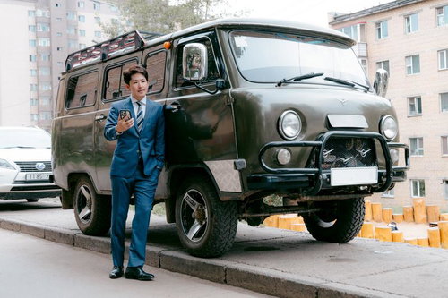 UAZ（ワズ）に寄りかかるビジネスマンの休日