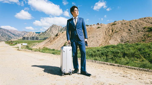 モンゴルの荒野に立つ元行員