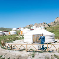 今日も清々しい朝だとモンゴルのゲルから出社するM&Aアドバイザーの写真