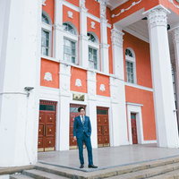 モンゴルの国立ドラマ劇場前に佇むビジネスマンの写真