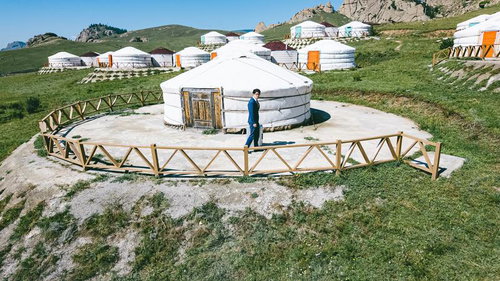 スーツ姿でモンゴルのゲルを訪れるM&Aアドバイザー