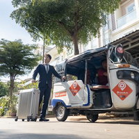 カンボジアで出張中のビジネスマン、キャリーケースを手に歩くの写真