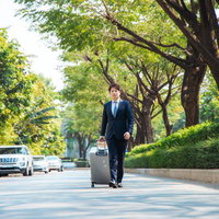 台北の繁華街でスーツ姿の男性ビジネスマンの写真