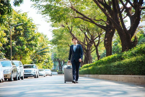 台北の繁華街でスーツ姿の男性ビジネスマン