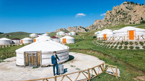 モンゴルのゲルから出社をキメるビジネスマン