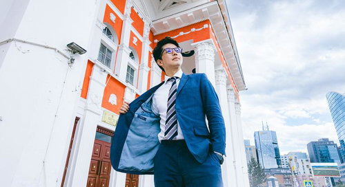 DANKANのオーダースーツを着こなすビジネスマン、モンゴルの都市風景
