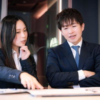 候補先選定について相談するM&Aアドバイザーの男女の写真