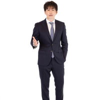 事業承継の選択肢にM&Aという手段を提案するM&Aアドバイザー男性の写真