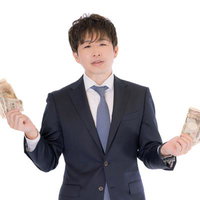 着手金乙です！両手に札束を広げる男性会社員の写真