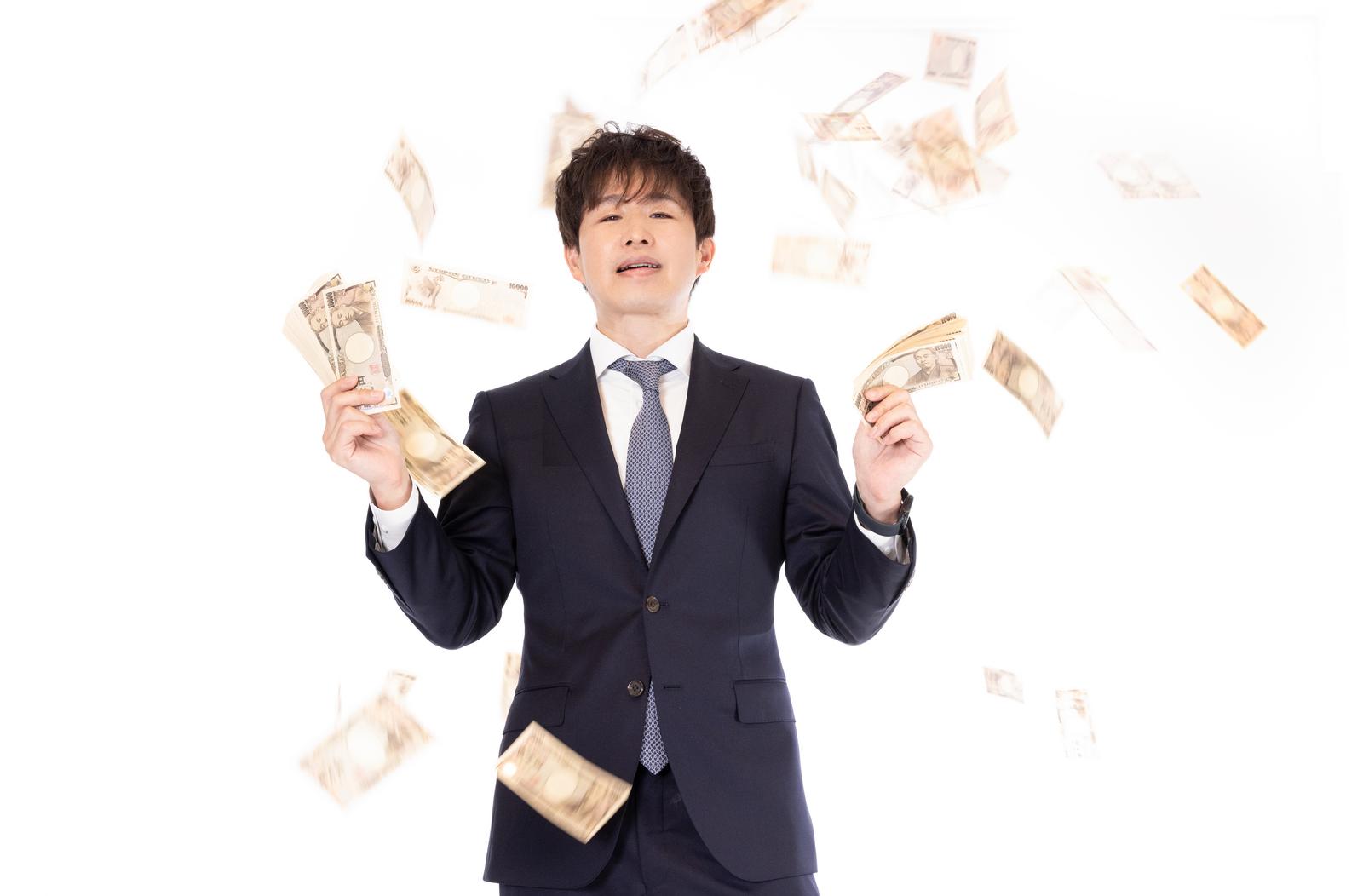 両手に札束を持ち上空に紙幣が舞うM&Aアドバイザーの男性［モデル：野崎繁裕］