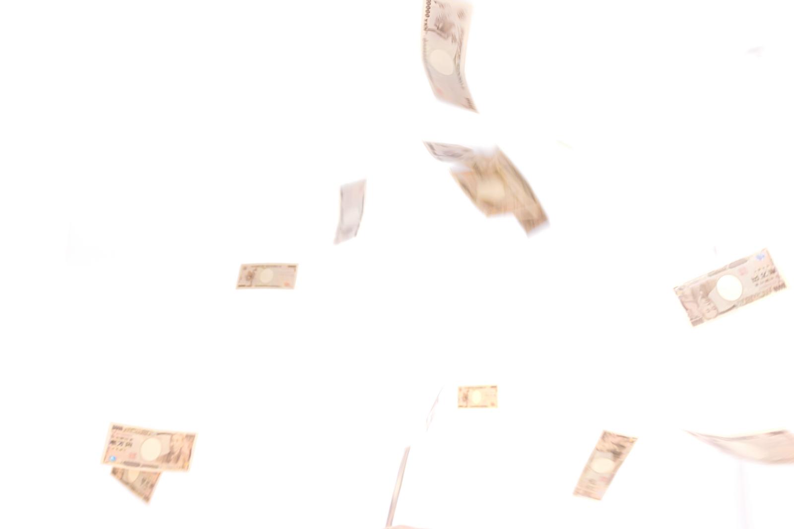 一万円札が空中に舞い散る