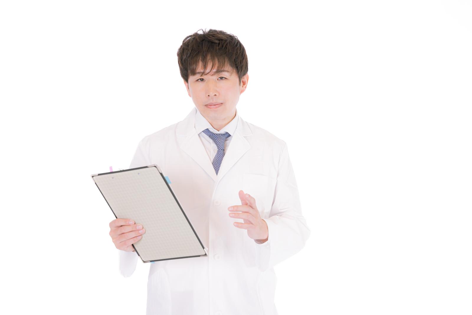 白衣とネクタイ姿でクリップボードを持つM&Aアドバイザーの男性［モデル：野崎繁裕］
