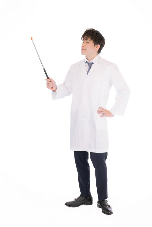 ポインターを持ち現状説明するM&Aアドバイザーの医師