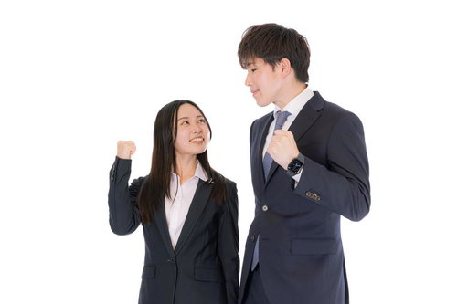 売却成功後に握手を交わすM&Aアドバイザーの男女