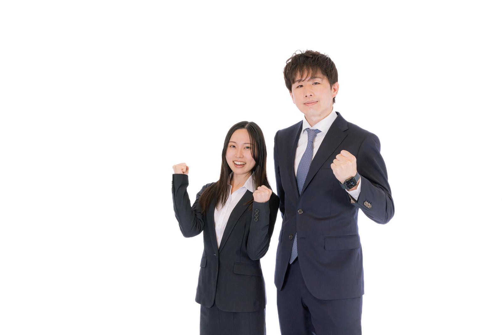 紺色のスーツ姿でポーズを取るM&Aアドバイザーの男女［モデル：野崎繁裕 吉屋ゆり］
