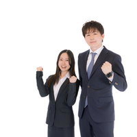 M&Aアドバイザーのスーツ姿の男女営業職の写真