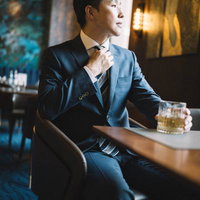 大事な商談の前にバーでウイスキーをキメる元銀行マンの写真